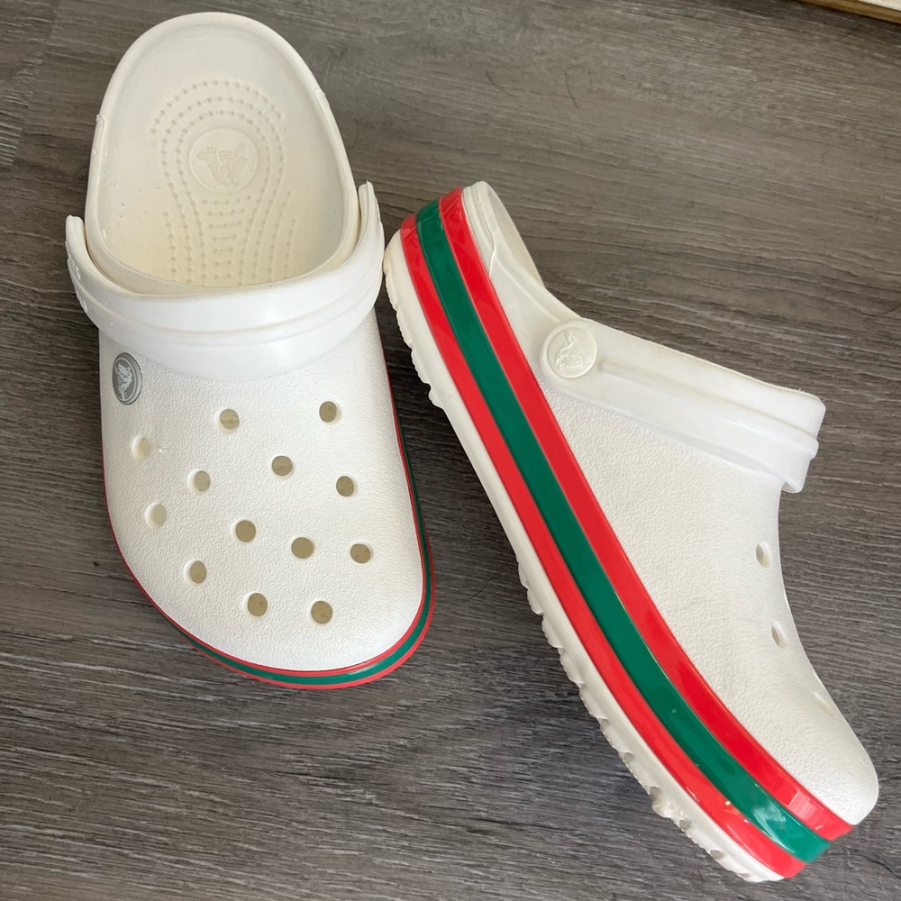 Crocs size 6 woman’s / size 4 men’s - white